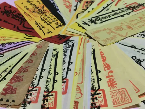 ▲平安符有效期限多為一年，亂丟會褻瀆神明，過期破損3種正確處理法一覽。（圖／楊登嵙提供）