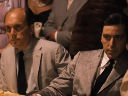 ▲勞勃杜瓦（左）在《教父》系列扮演艾爾帕西諾（右）的養兄，艾爾在悼念聲明中表示會懷念他，也盛讚他是天生的演員。（圖／摘自IMDb）