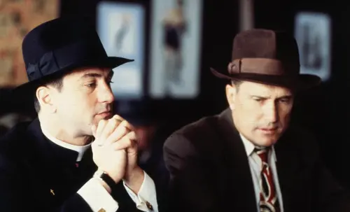 ▲勞勃狄尼洛（左）在《打不開的鎖》演勞勃杜瓦（右）的弟弟，悼念聲明中稱他受到上天保佑，願他安息。（圖／摘自IMDb）