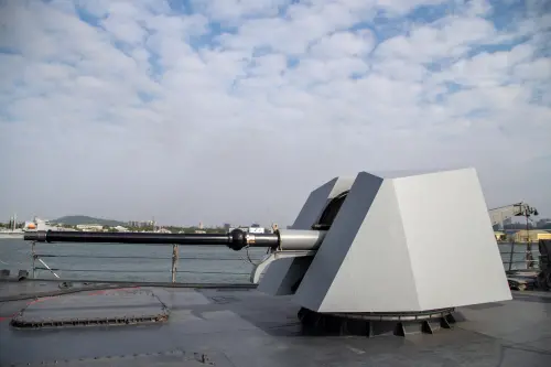 ▲逢甲軍艦上76快砲，全自動控制之高、平兩用火砲，可精準對空中及水面目標實施射擊。（圖／軍聞社提供）