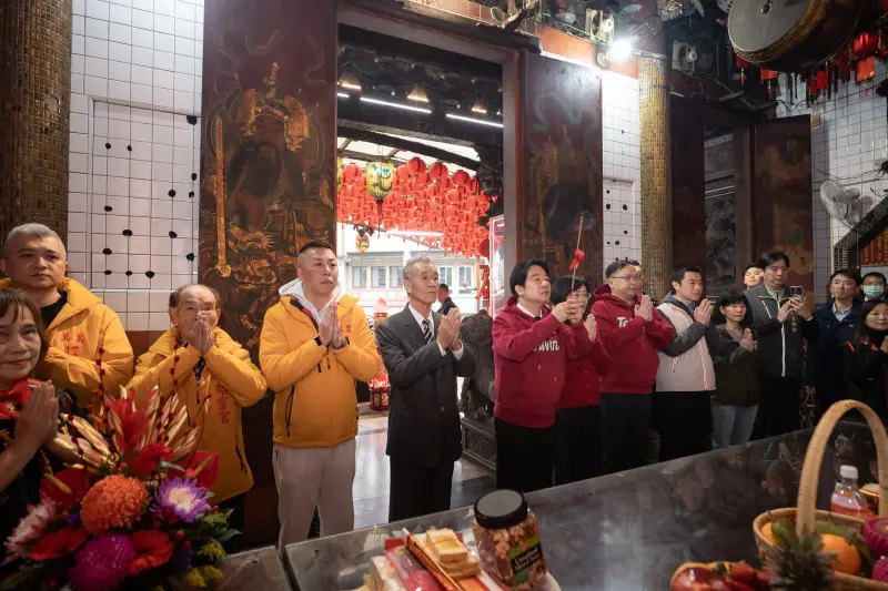 ▲賴清德、蘇巧慧赴「萬里昭靈宮」參香、發放福袋。(圖/總統府提供)