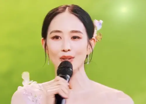 ▲張鈞甯在中國央視春晚的演唱表演以及訪談引起討論，部分台灣觀眾打趣稱所有女星的服裝款式看來太雷同，有如北韓的表演。（圖／摘自CCTV春晚 YT）