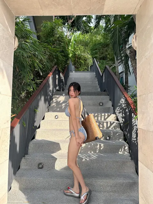 ▲安芝儇曬出泳裝美照，未料被爆出與戀綜男神傳出交往。（圖／翻攝自安芝儇IG@wlgus2qh）