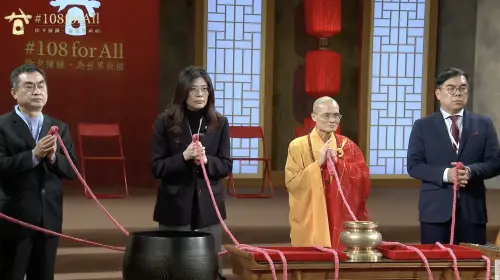 法鼓山除夕撞鐘「紅繩狂抖」　鄭麗文親回：感受到巨大正能量
