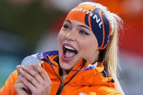 ▲尤塔在女子1000公尺速滑賽事中勇奪金牌並打破奧運紀錄。在情緒激動之際，她拉開了賽車服的拉鍊，露出了內部的白色耐吉（Nike）運動內衣。（圖／美聯社／達志影像）