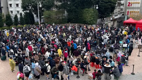 初一最強福袋！微風百貨福袋「排隊潮塞爆廣場」　頭香小年夜到場
