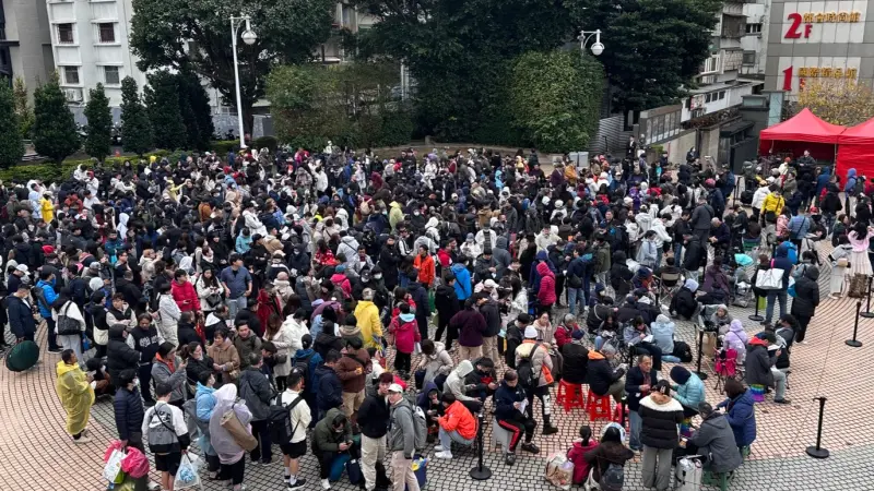 ▲大年初一就是要搶福袋！排隊最狂的就是微風百貨的新春福袋，頭香從大年夜就到場卡位，近百人夜排。（圖／微風百貨提供）