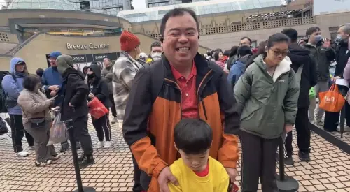 ▲微風百貨「2026年新春福袋」今（17）日大年初一上午9點30分，頭香謝先生從小年夜早上9點就到場排隊。（圖／微風百貨提供）