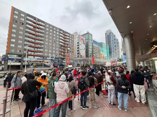▲今（17）日上午11點開賣，SOGO忠孝館早上10點30分，排隊人潮約300人。（圖／SOGO提供）