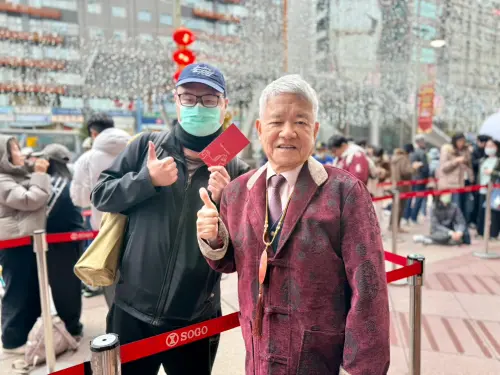 ▲頭香鄧先生表示，今年是自己第3年到場排福袋，自除夕下午1點就帶著露營椅來現場卡位。（圖／SOGO提供）