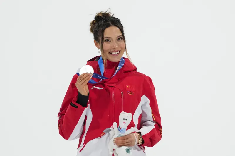 ▲中國大陸名將谷愛凌（Eileen Gu）憑藉關鍵的第三跳穩定發揮，最終以總分179.00分奪得銀牌。這不僅是她本屆冬奧會收穫的第二枚銀牌，更讓她以生涯累積5枚冬奧獎牌的成就。（圖／美聯社／達志影像）