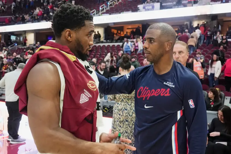 ▲NBA當代巨星「控衛之神」保羅（Chris Paul）（右）謝幕，在個人社交媒體上宣布結束21年傳奇生涯，克里夫蘭騎士一哥米契爾（Donovan Mitchell）為其打抱不平。（圖／美聯社／達志影像）