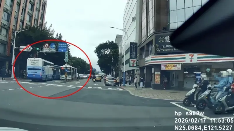 ▲北市中山區遊覽車對撞公車，導致1女騎士受困車底、雙腿變形，另有1名男騎士也遭波及。（圖／Threads@tgby22665授權提供）