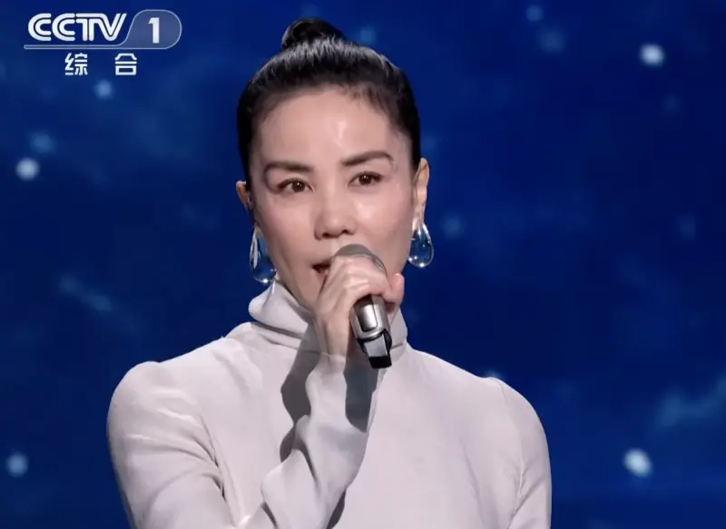 ▲王菲在除夕夜第6度登上央視春晚表現卻引起熱議，觀眾覺得她的眉毛、妝容都太驚人，歌曲本身或是她的演唱也引起兩極迴響，鄉民笑虧她的妝容和水滴耳環是整場表演唯一記憶點。（圖／摘自CCTV春晚 YT）