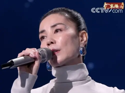 ▲王菲的時尚嗅覺仍然一流，她戴的水滴耳環在演出後迅速變成熱銷款。（圖／摘自CCTV春晚 YT）