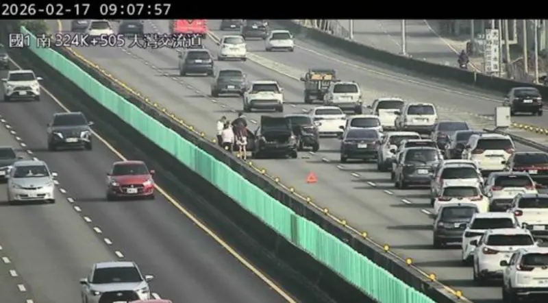 ▲大年初一今（17）日國道上午發生3起事故，其中國1北向324.2公里處，發生2輛小客車追撞事故。（圖／交通部高速公路局提供）