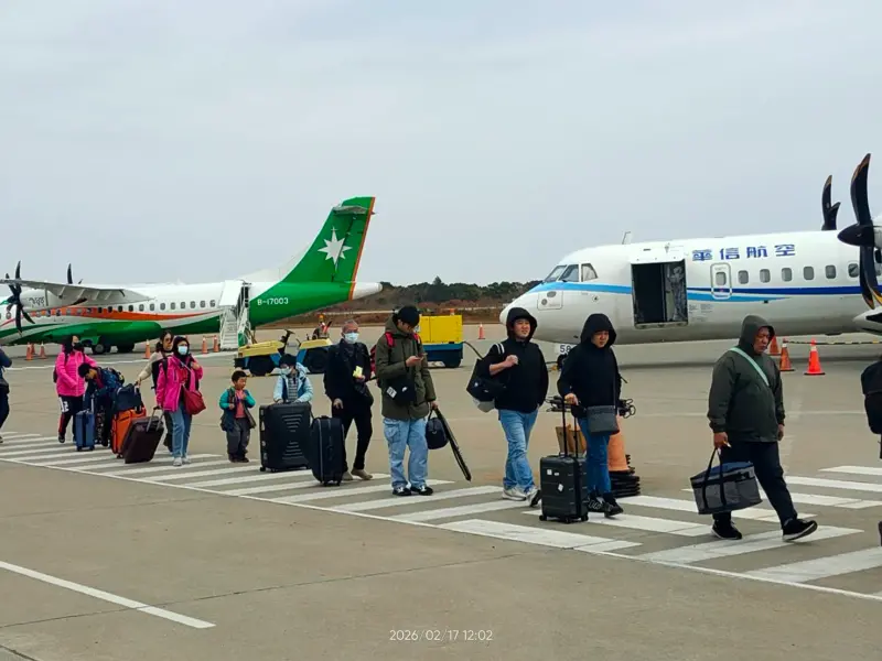 ▲馬祖15、16日受濃霧影響交通，交通部民用航空局表示，今（17）日民航機均已恢復正常飛航，並緊急協調航空公司加開班機，並向國防部申請軍機支援疏運。（圖／民航局提供）