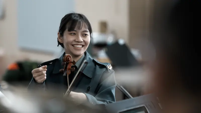    ▲RG樂團韓綉如下士不僅一手包辦表演的服裝、視覺以及舞臺設計，也在表演中擔任小提琴手及演唱，是音樂會中不可或缺的靈魂人物。(圖／軍聞社提供)  