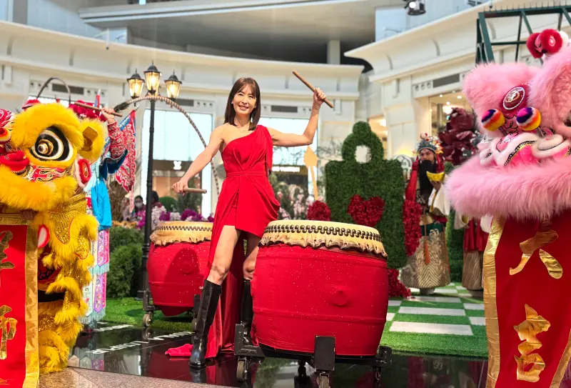 ▲年初一台北101董事長賈永婕穿著火辣洋裝，現身擊鼓、發紅包，向到訪民眾拜年。（圖／記者鍾怡婷攝）