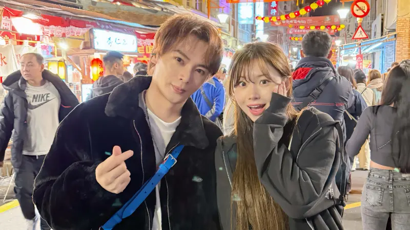 ▲古曜威（左）與金娜妍（右）農曆年前逛迪化街寫春聯、拜月老，許願發財暴富，並為新歌〈笨蛋〉MV上映暖身。（圖／單純夢想文創事業提供）