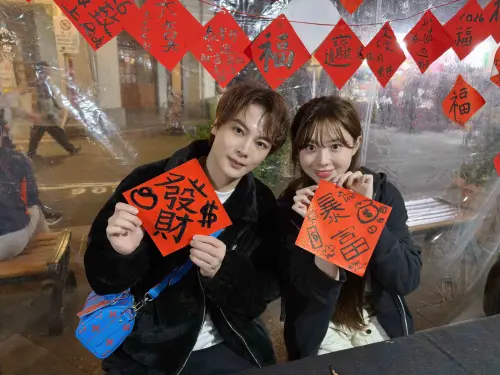 ▲古曜威（左）與金娜妍（右）逛迪化街寫春聯，祈求：「發財！暴富！」（圖／單純夢想文創事業提供）