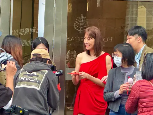 ▲賈永婕穿著火辣露肩洋裝現身台北101，帶來全新鼓陣賀歲表演，迎接走春人潮，並發送限量101個福氣紅包袋。（圖／記者鍾怡婷攝）