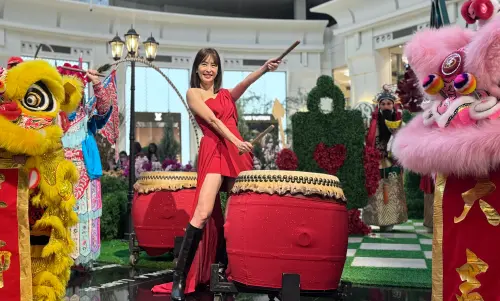 ▲初一賈永婕穿著火辣露肩洋裝現身台北101，帶來全新鼓陣賀歲表演。（圖／記者鍾怡婷攝）