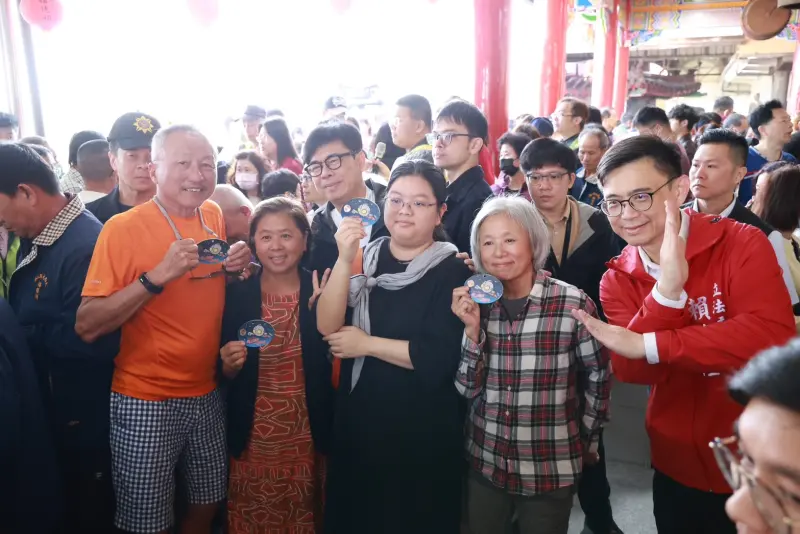 ▲ 今天是正月初一，市長陳其邁走春拜廟行程滿檔，一連走訪5區、7間地方信仰中心，向鄉親賀新歲獻祝福。（圖／高市府提供）