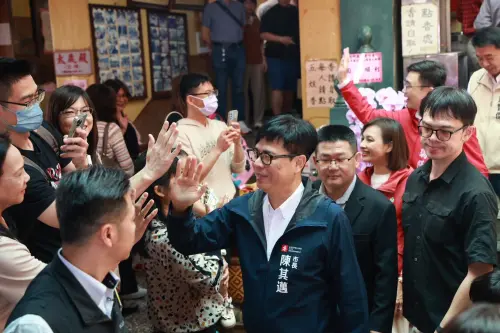 ▲ 廟埕擠滿排隊人潮，爭相與陳其邁合照，陳其邁親切問候鄉親、擊掌互動，民眾紛紛以超人招牌手勢互相拜年。（圖／高市府提供）