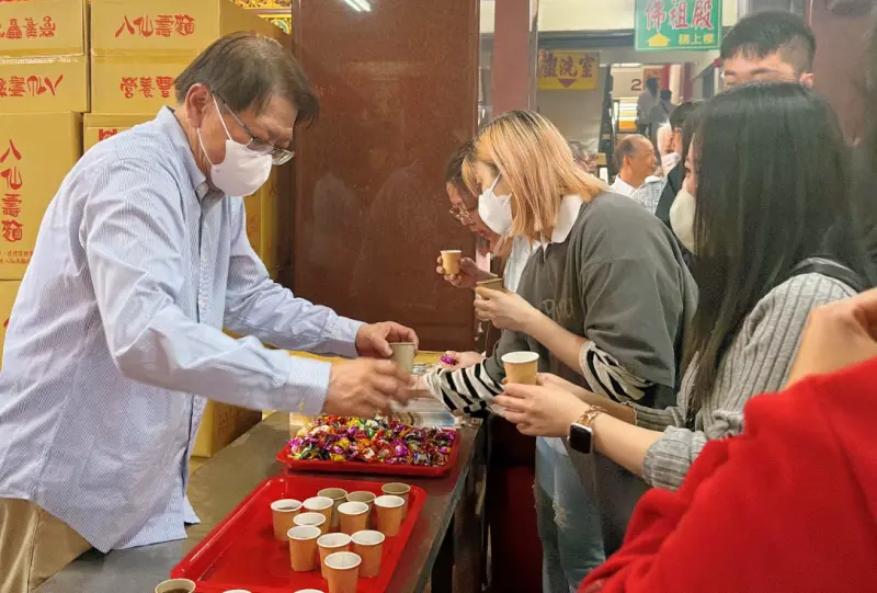▲總統府潘孟安秘書長一早赴車城福安宮進行「奉茶」。（圖／潘孟安辦公室提供）