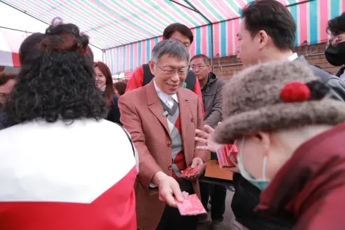 ▲民眾黨前主席柯文哲上午到新竹市開台金山寺參拜，並發放小紅包。（圖／民眾黨提供）