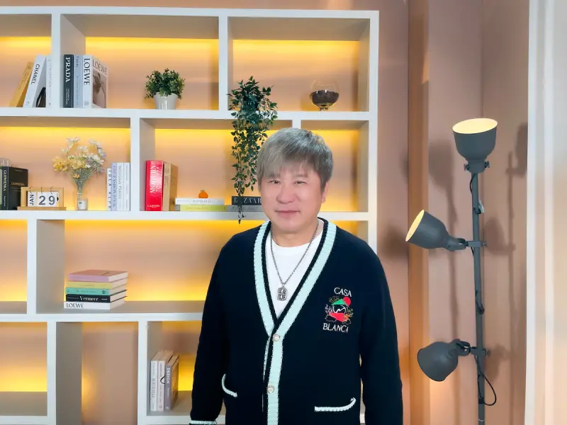 ▲胡瓜（如圖）近日在節目《鈔錢部署》大談理財黑歷史，自爆曾因算錯小數點差點違約交割3000萬，甚至在錄影時股票被賣得一塌糊塗，讓他相當無奈。（圖／華視提供）