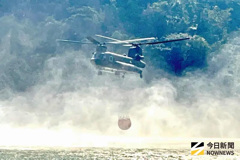 ▲機組人員於山區上空反覆進行取水與投水作業，全力壓制火勢蔓延，任務過程專業純熟、默契十足。（圖／記者莊全成攝，2026.02.17）