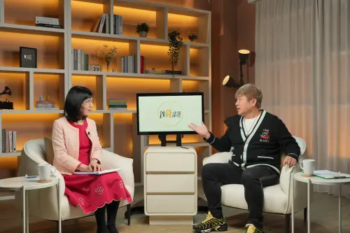 ▲胡瓜（右）強調「有多少錢做多少事」，認為人生最值得投資的是自己。（圖／華視提供）