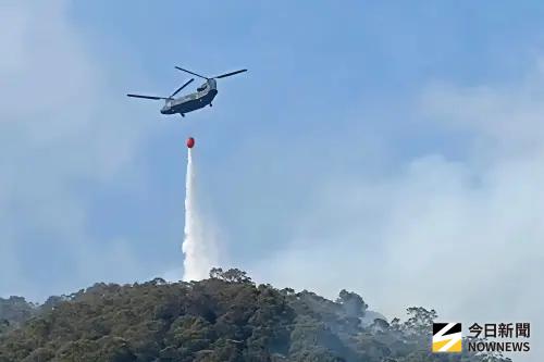 ▲陸軍飛訓部空運隊CH-47SD直升機緊急升空，執行南投埔里山區森林火災空中灑水滅火任務。（圖／記者莊全成攝，2026.02.17）