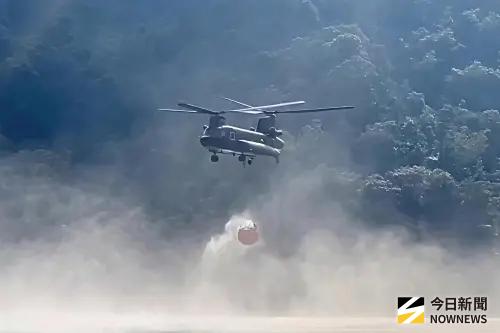 ▲CH-47SD直升機多架次往返火場與取水點之間，展現國軍高效率空中救援與應變能力。（圖／記者莊全成攝，2026.02.17）
