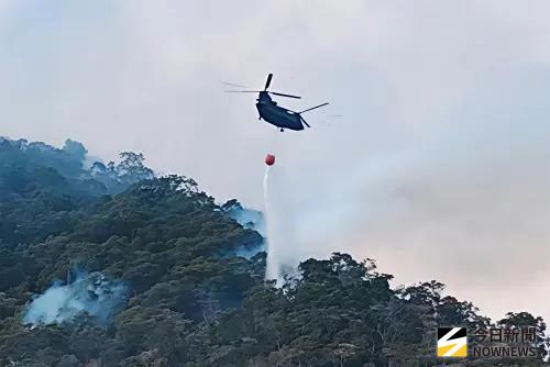 ▲飛行員精準操控飛機進行低空投水，協助地面消防人員共同壓制火勢。（圖／記者莊全成攝，2026.02.17）