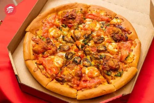 ▲必勝客：買一送一！金皇軟殼蟹鮑魚大披薩套餐51折優惠。（圖／必勝客pizzahut.com.tw）