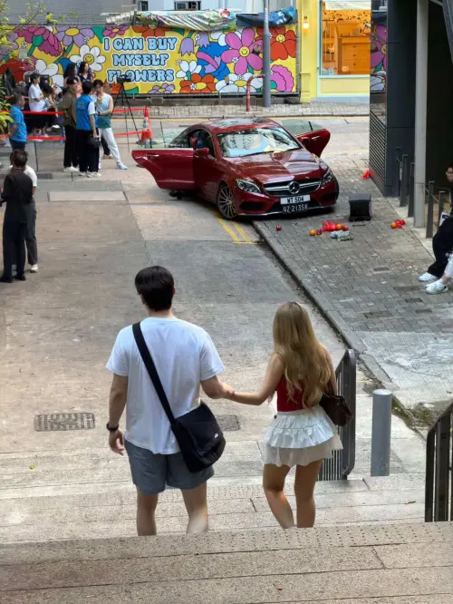 ▲廉世彬（右）在去年10月被拍到跟NC恐龍投手全思敏（左）牽手漫步香港街頭。（圖／讀者提供）