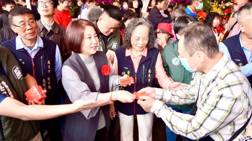 周春米走春發「瑞馬春騰」紅包　廟宇湧人潮
