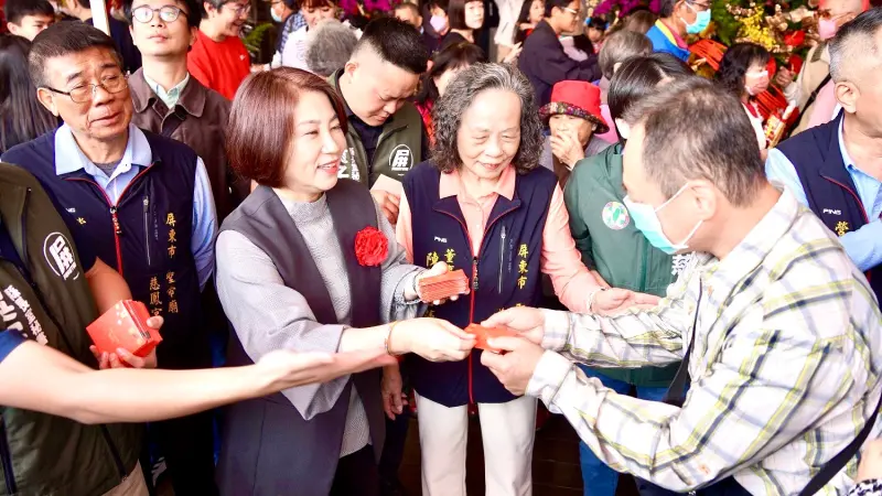 ▲周春米大年初一前往廟宇走春拜年，發送「瑞馬春騰」小紅包向鄉親賀年。（圖／屏東縣府提供）
