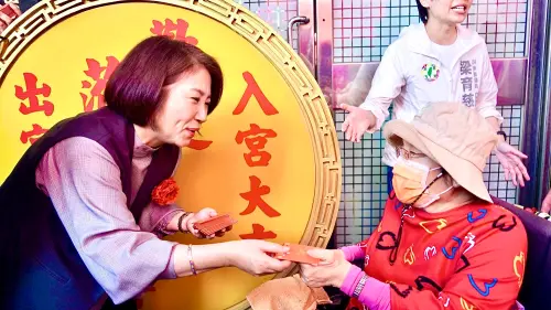 ▲民眾一早扶老攜幼排隊等候領取縣長紅包，廟埕充滿濃濃年節喜氣。（圖／屏東縣府提供）