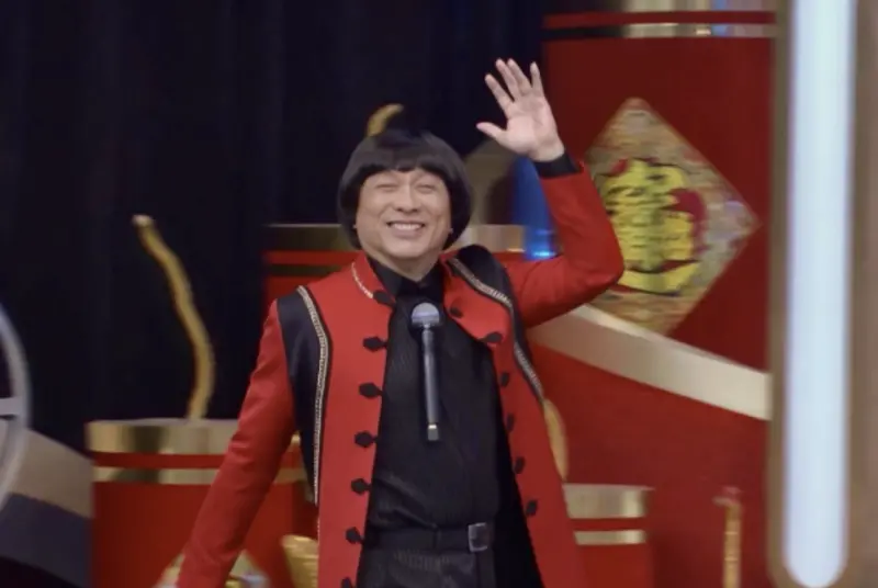 ▲豬哥亮（如圖）AI「復活」！民視的除夕節目驚見他參與主持，網友看傻，紛紛提問：「這是真的嗎？」其實是經由AI製作的畫面，但效果幾可亂真。（圖／民視提供）