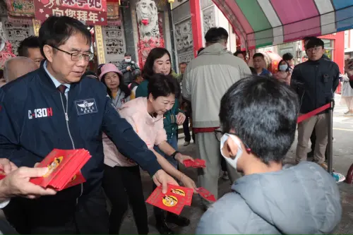 黃偉哲初一走春新化朝天宮　向市民拜年發小紅包祈福
