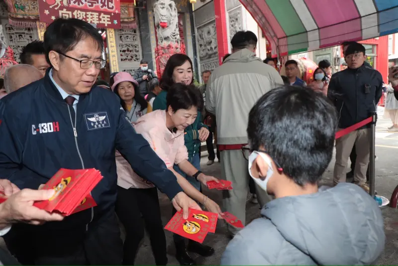 ▲ 黃偉哲初一前往新化朝天宮等廟宇，向市民拜年並發送紅包。（圖／南市府提供）