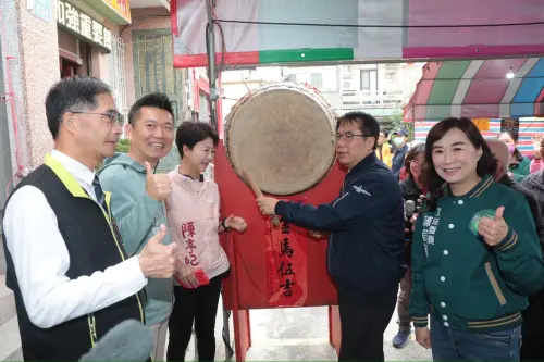 ▲ 黃偉哲敲響新春第一鼓，象徵好運啟程。（圖／南市府提供）