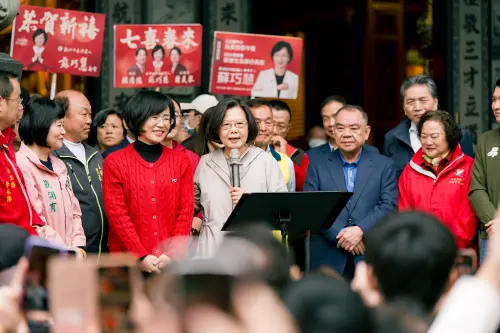 赴新北廟宇挺蘇巧慧！蔡英文笑喊：蘇貞昌光環被女兒取代不敢來
