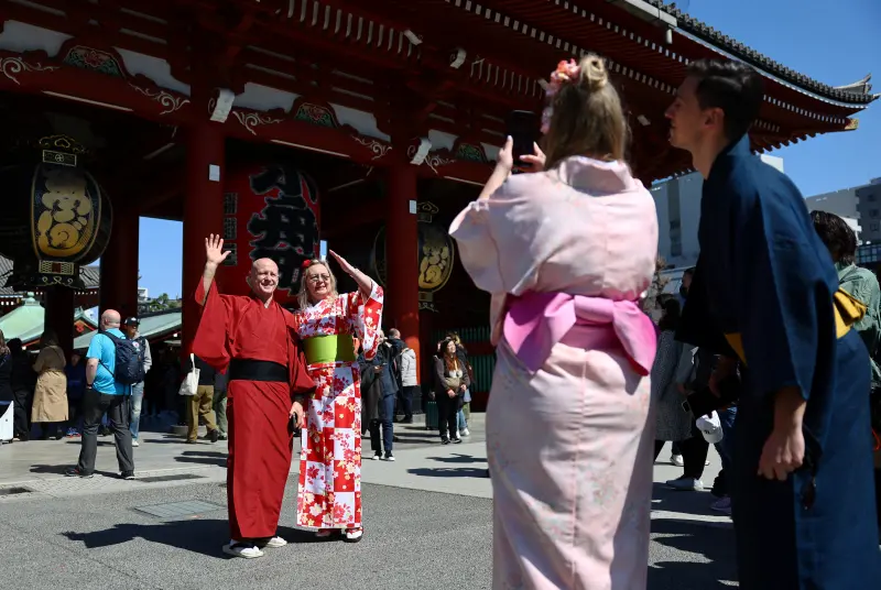    ▲日本政府調漲這筆稅金，目的是為了解決過度旅遊問題。圖為在日本遊玩的外國觀光客。（圖／路透社／達志影像）  