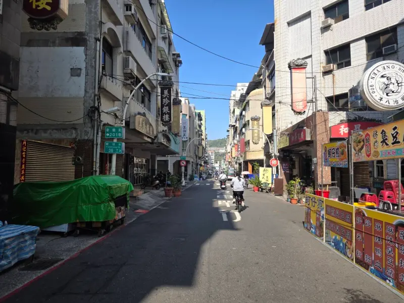 ▲高雄鹽埕區走春知名市集新樂街市集近日傳出租攤詐騙案，9攤商未擺攤先噴6萬元。（圖／鹽埕警分局提供）