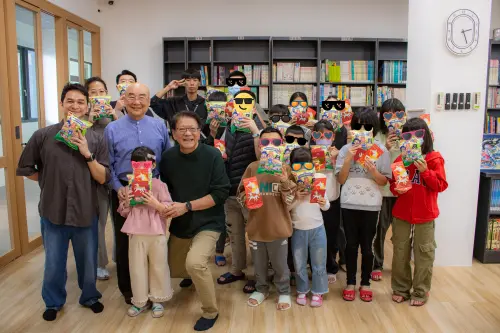 影／返鄉送暖！潘孟安回屏東育幼院發福袋、乖乖　笑稱是終生志工
